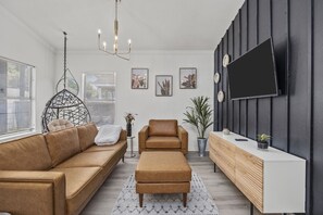 Comfort House | Living area | 42-inch flat-screen TV with digital channels, Netflix, Hulu - Foundry Place | Houston (Houston)