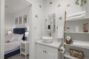 Maison Confort | Salle de bain | Articles de toilette (gratuits), séchoir à cheveux, serviettes fournies
