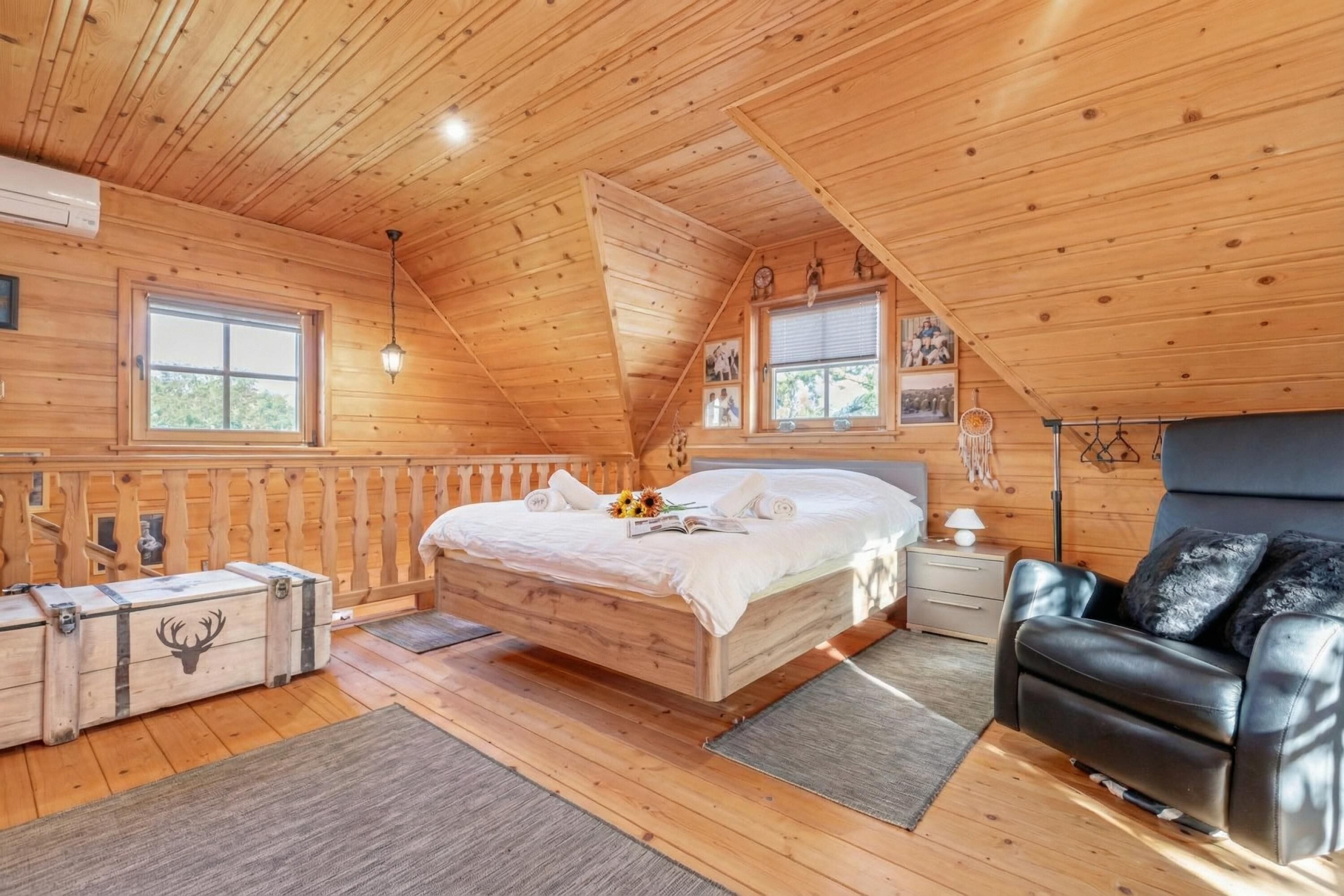 Family Chalet, Multiple Bedrooms, Mountainside (Log Cabin Forest Fairy)