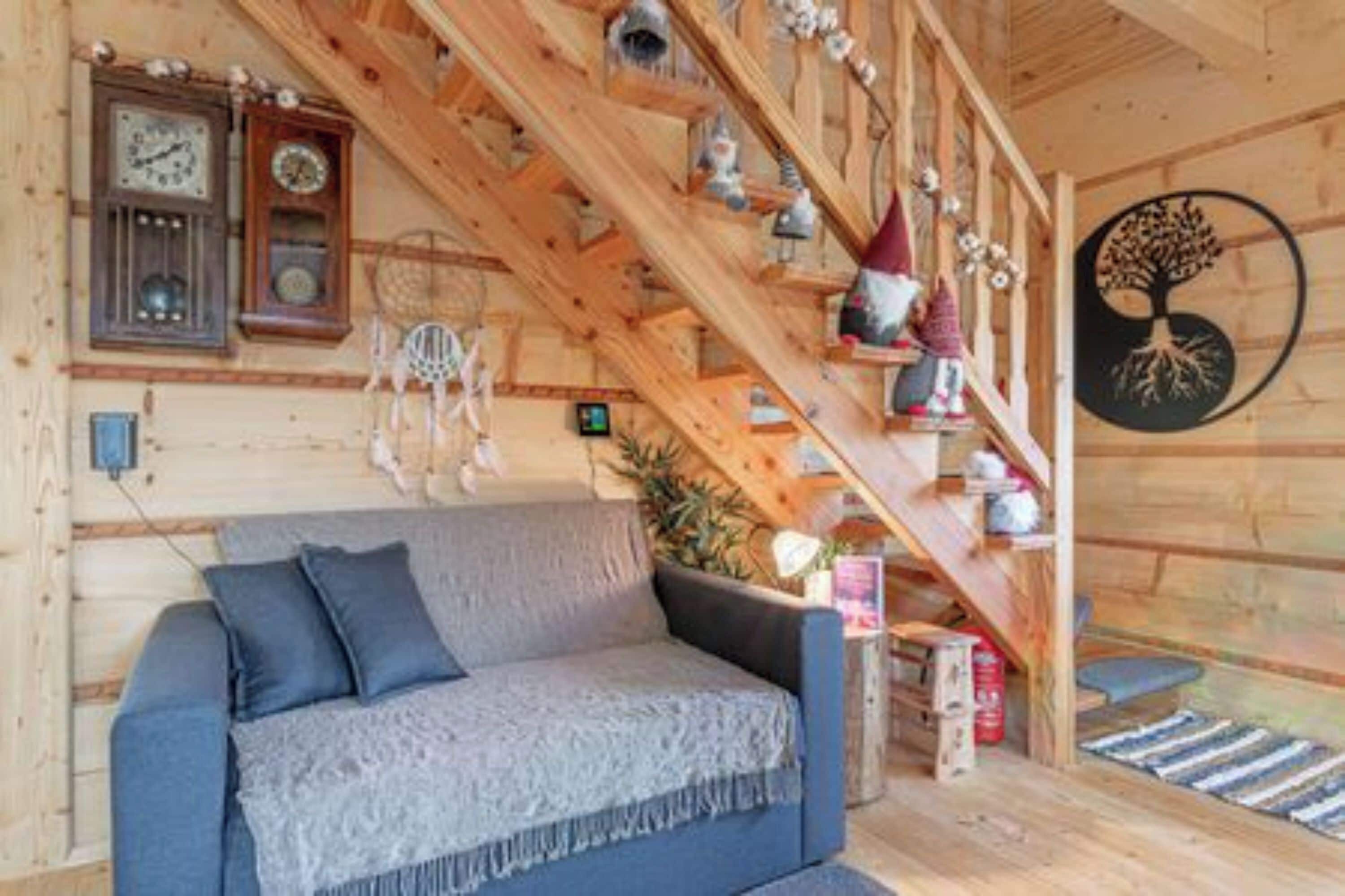 Chalet Familial, plusieurs chambres, côté montagne (Log Cabin Native) | Coin séjour | Télévision à écran plat de 21 pouces avec chaînes numériques