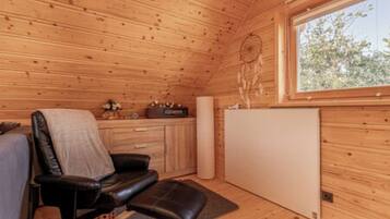 Family Chalet, Multiple Bedrooms, Mountainside (Log Cabin Native) | Living area | 21-inch flat-screen TV with digital channels