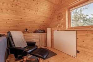 Family Chalet, Multiple Bedrooms, Mountainside (Log Cabin Native) | Living area | 21-inch flat-screen TV with digital channels