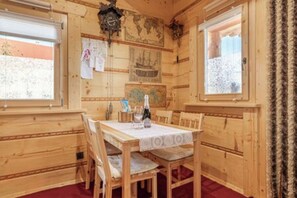 Familie-alpehytte, flere soverom, ved fjell (Log Cabin Native) | Spiseområde