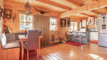 Family Chalet, Multiple Bedrooms, Mountainside (Log Cabin Forest Fairy) | Interior