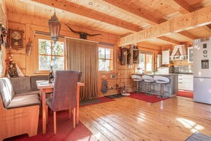 Familie-alpehytte, flere soverom, ved fjell (Log Cabin Forest Fairy) | Innvendig