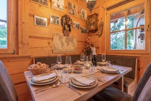 Chalet familiar, varias habitaciones, junto a la montaña (Log Cabin Forest Fairy) | Restaurantes