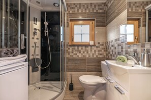Chalet Familial, plusieurs chambres, côté montagne (Log Cabin Native) | Salle de bain