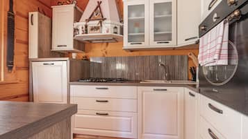 Family Chalet, Multiple Bedrooms, Mountainside (Log Cabin Native) | Private kitchen | Fridge, microwave, oven, stovetop