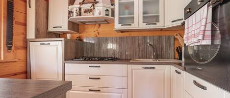Family Chalet, Multiple Bedrooms, Mountainside (Log Cabin Native) | Private kitchen