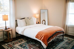 4 habitaciones, escritorio y tabla de planchar con plancha 