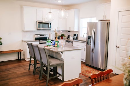 Fridge, microwave, oven, stovetop. Bright Artist's Cottage-Mins to Downtown, Campus