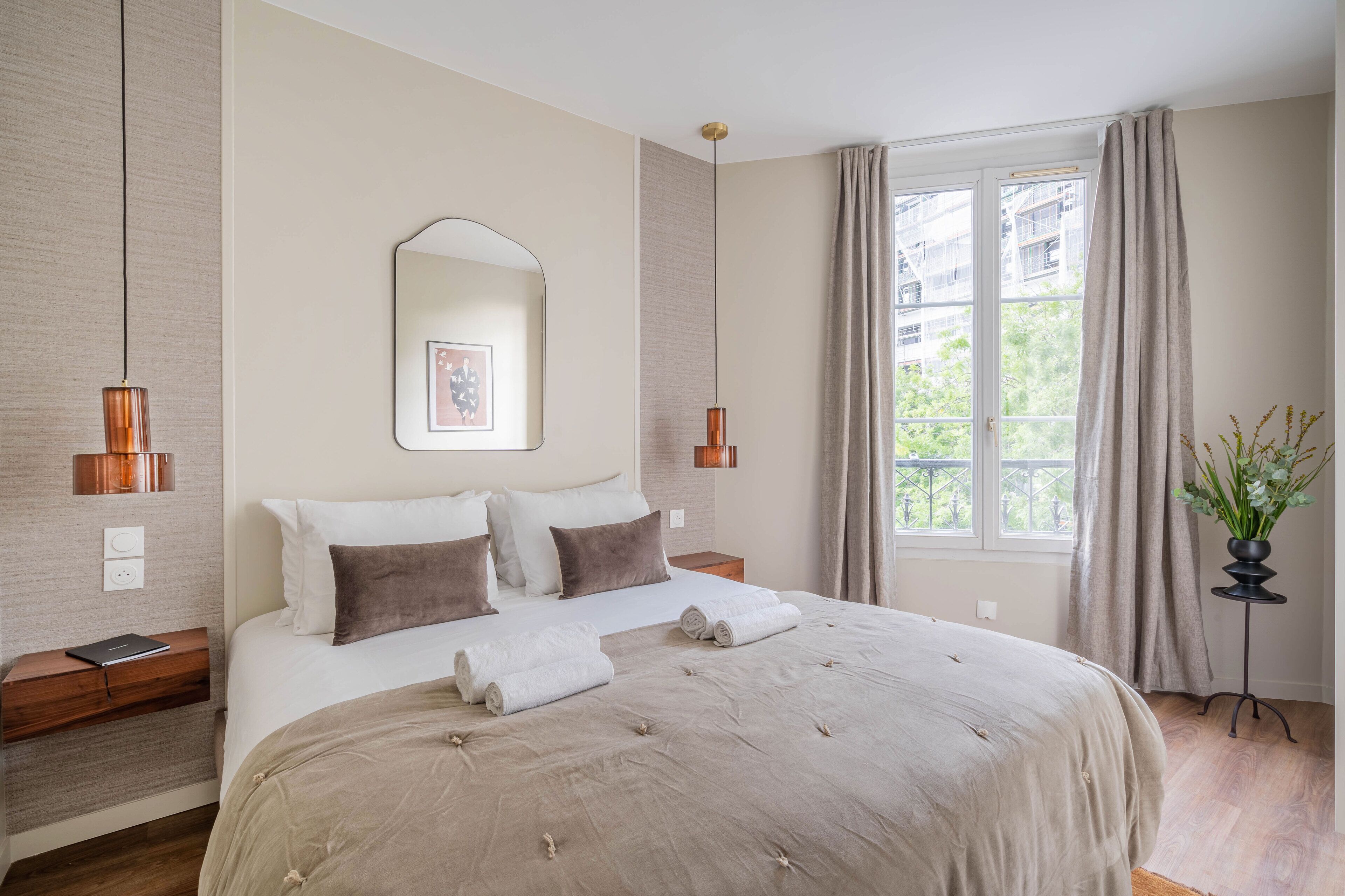 Comfort Apartment, 1 Bedroom, Kitchenette (Le Belleville Confort) | 1 bedroom, hypo-allergenic bedding, down comforters, memory foam beds