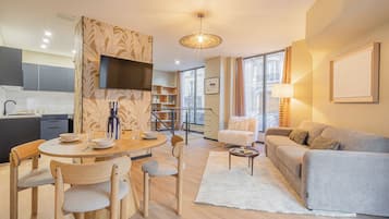 Departamento Deluxe, 1 habitación, cocineta | Área de sala de estar | Smart TV de 96 cm con canales por cable