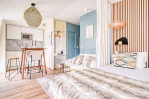 Panoramic Apartment, 1 Bedroom (Le Belleville évasion) | Living area | 96-cm Smart TV with cable channels - Residence Le Belleville (Paris)