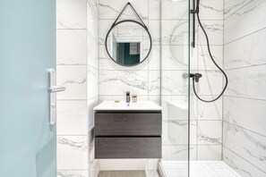 Apartamento panorámico, 1 habitación (Le Belleville évasion) | Baño | Ducha, cabezal de ducha tipo lluvia, secador de pelo y suelo radiante