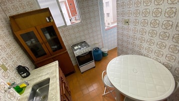 Geladeira, micro-ondas, fogão, cafeteira/chaleira