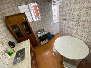 Fridge, microwave, oven, coffee/tea maker - Foot in the sand corner of the fort II - Tiradentes 8 (Praia Grande)