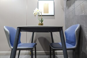 Estudio Premier | Cocina privada | Microondas, placa de cocina y utensilios de cocina