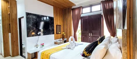 Deluxe Double Room | Individually decorated, individually furnished, desk, laptop workspace