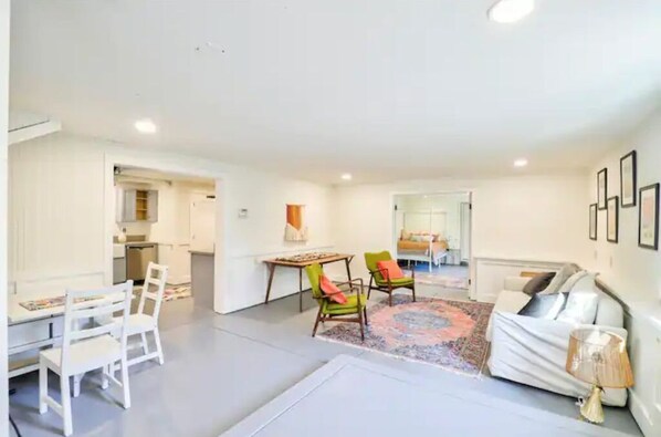 Living area - Nr Oxbow/Main St inc parking +large yard, Pets +
(Napa)