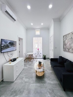 Smart TV - Valletta Waterfront 2BR Flat by ArcoCollection (Il-Furjana)