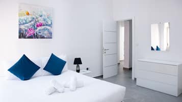 Escritorio, tabla de planchar con plancha, cuna de viaje y wifi gratis