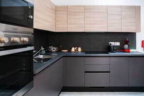 Frigorifero, microonde, forno, piano cottura