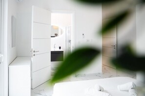 2 slaapkamers, een bureau, een strijkplank/strijkijzer, reisbedje