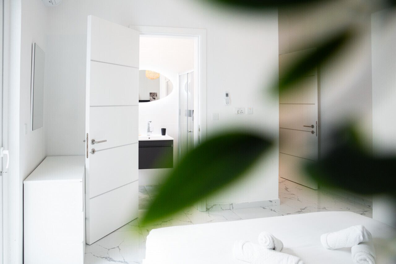 1 habitación, escritorio, tabla de planchar con plancha y cuna de viaje 