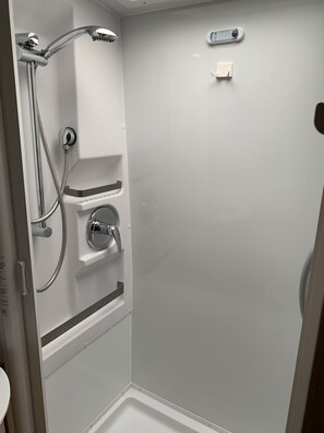 Toallas, jabón, papel de baño 