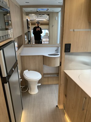 Toallas, jabón, papel de baño 