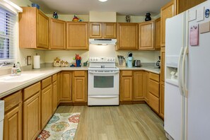 House (3 Bedrooms) | Private kitchen | Paper towels - Orlando Home w/ Private Pool: 10 Mi to UCF Campus! (Orlando)