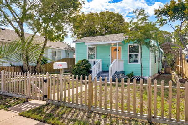 Galveston Vacation Rental: Deck & Central Location - Galveston, TX