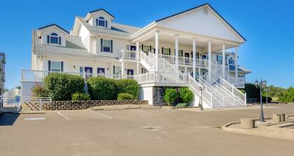 Ocean Shores Condo w/ Private Tub < 1 Mi to Beach!