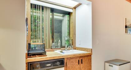 Rhododendron Creekside Cabin w/ Hot Tub & Fire Pit