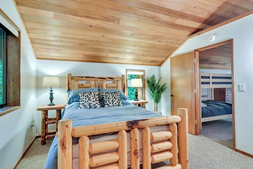 Rhododendron Creekside Cabin w/ Hot Tub & Fire Pit