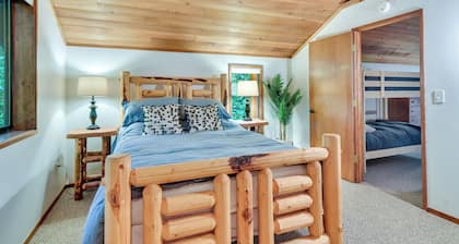Rhododendron Creekside Cabin w/ Hot Tub & Fire Pit
