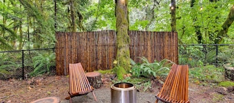 Rhododendron Creekside Cabin w/ Hot Tub & Fire Pit