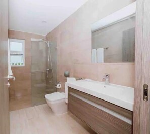 Secadora de cabello, toallas, jabón, papel de baño 