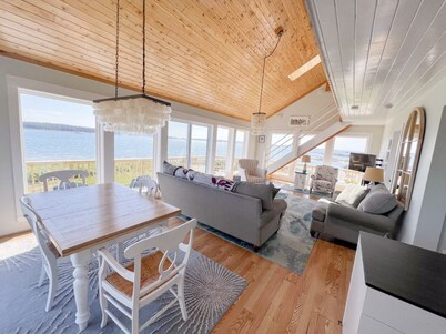 WOW! Amazing property with an amazing view.  You will never want to leave! 