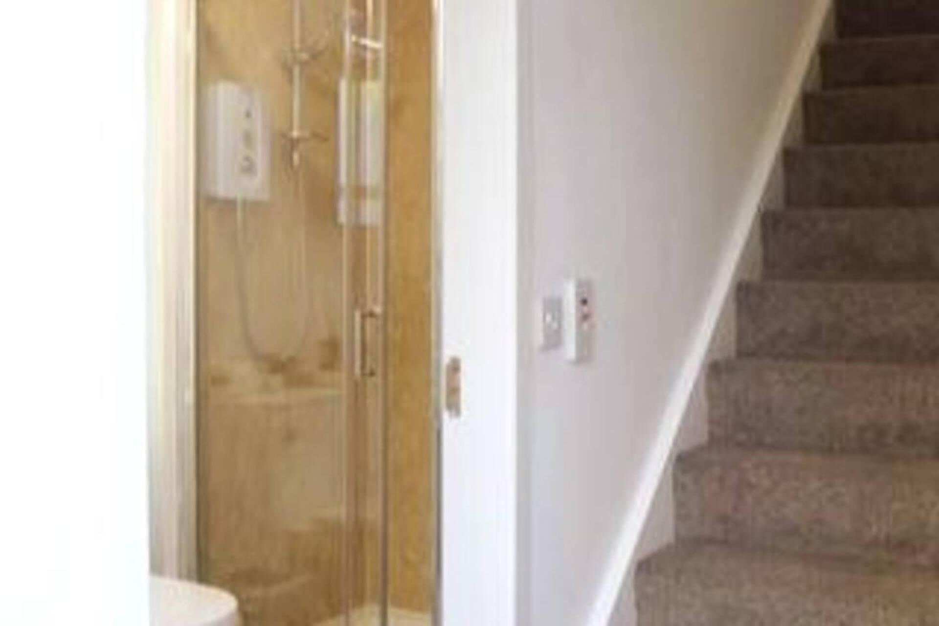 Apartment | Bathroom | Shower, hair dryer, towels