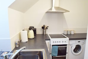Appartement | Cuisine privée | Réfrigérateur, four à micro-ondes, un four, surface de cuisson