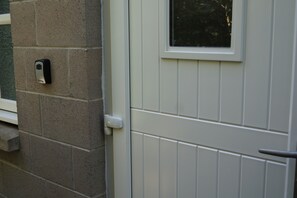 Apartment | Exterior detail - Cosy Kirriemuir Flat - Pet Friendly Retreat (Kirriemuir)