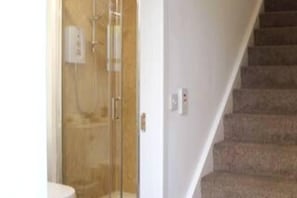 Apartment | Bathroom - Cosy Kirriemuir Flat - Pet Friendly Retreat (Kirriemuir)