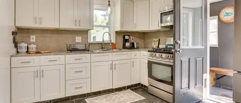 Cottage (2 Bedrooms) | Private kitchen