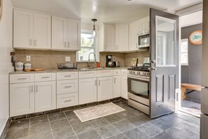 平房 (2 Bedrooms) | 私人廚房 | 鍋具/餐盤/廚房用品、紙巾