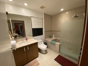 Shower, towels, soap, toilet paper - 3Br 2Bath Condo with Ocean/Mountain Views, A/C, Pool area, 5 min to beach (Jacó)