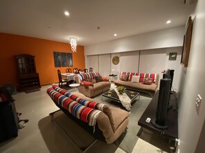 Smart TV - 3Br 2Bath Condo with Ocean/Mountain Views, A/C, Pool area, 5 min to beach (Jacó)