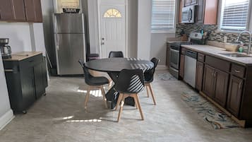 Kylskåp, mikrovågsugn, ugn och spishäll