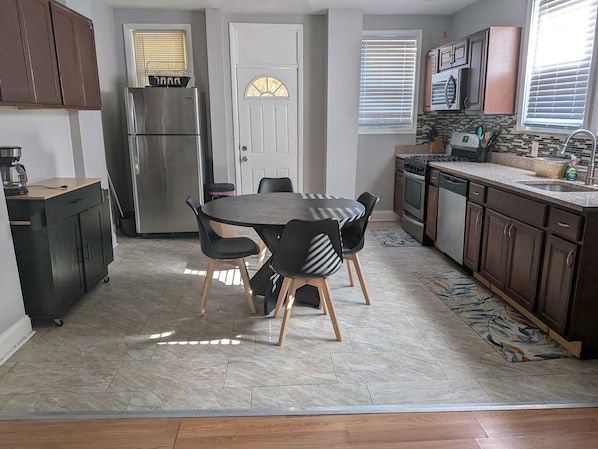 Een koelkast, een microgolfoven, een oven, een kookplaat